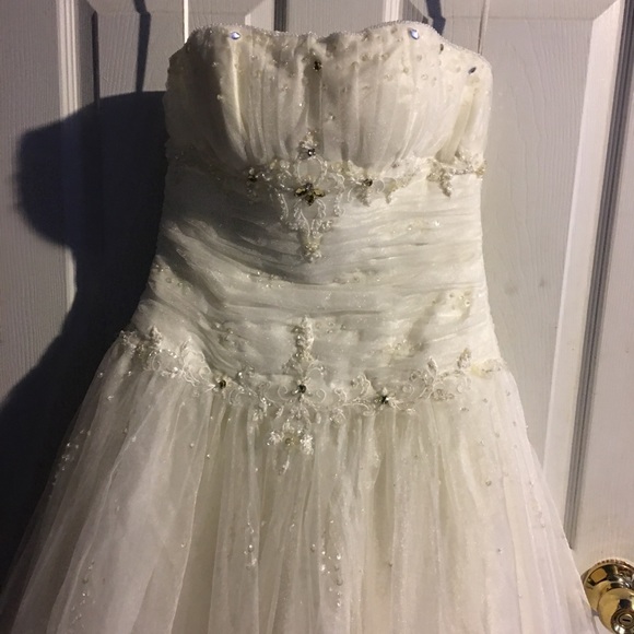 Formal gown/prom/semi formal/gala/wedding - Picture 1 of 8